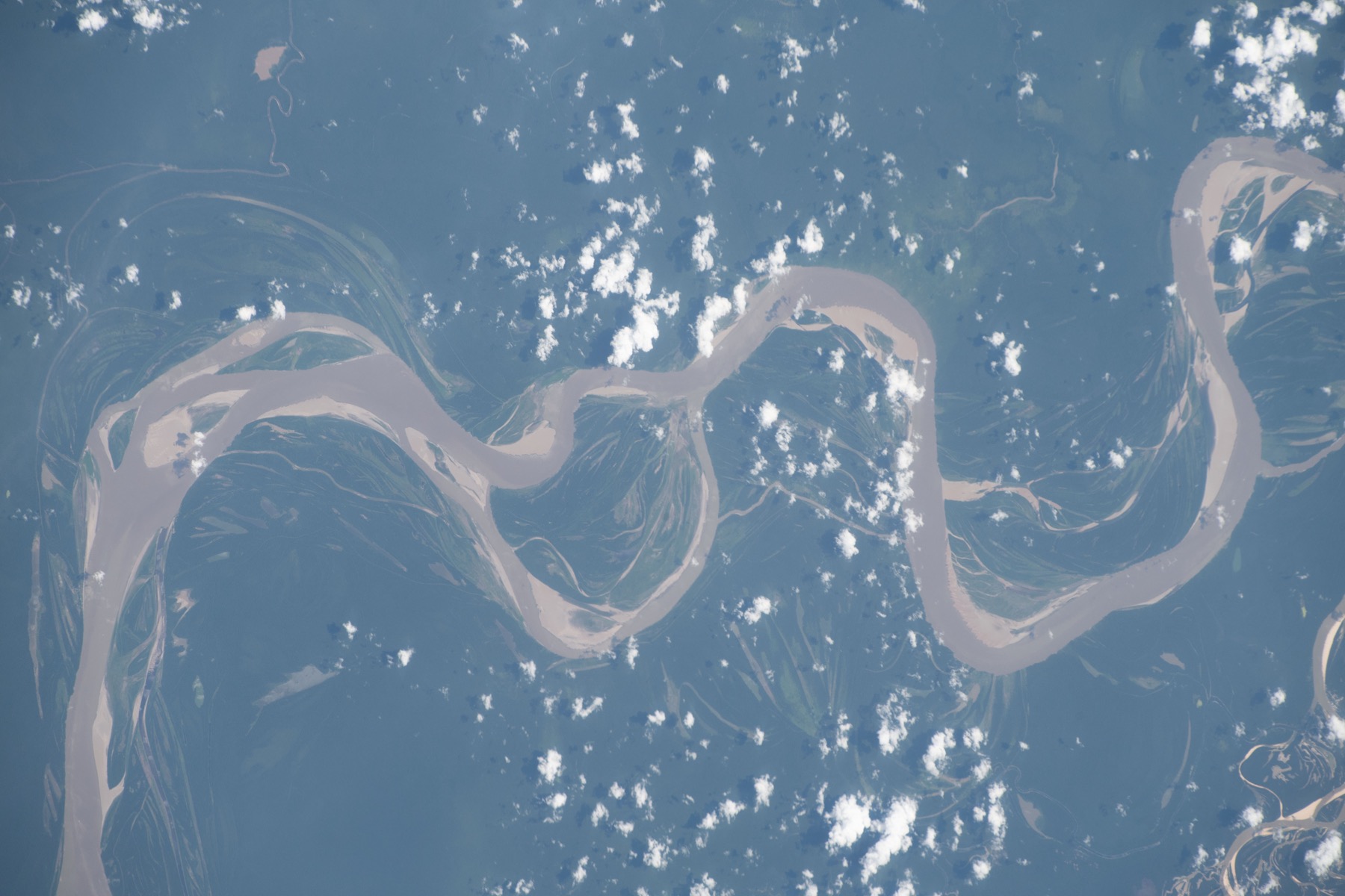 Der Amazonas schlängelt sich durch den Nordwesten Brasiliens, aus dem All fotografiert